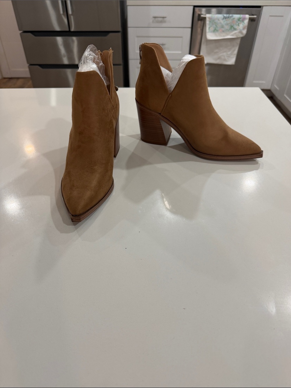 Women’s Tan V-Cut Pointed Toe Block Heel Ankle Booties 🆕